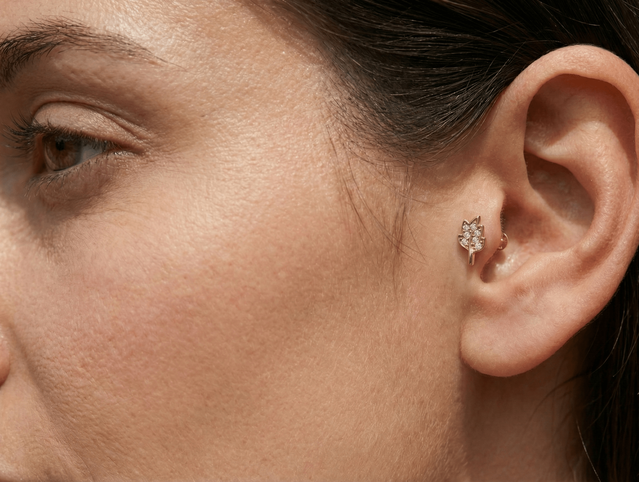 14K Guld Piercing Med Bladkvist Och Gnistrande Botanisk Klusterdesign - Noxlookjewelry
