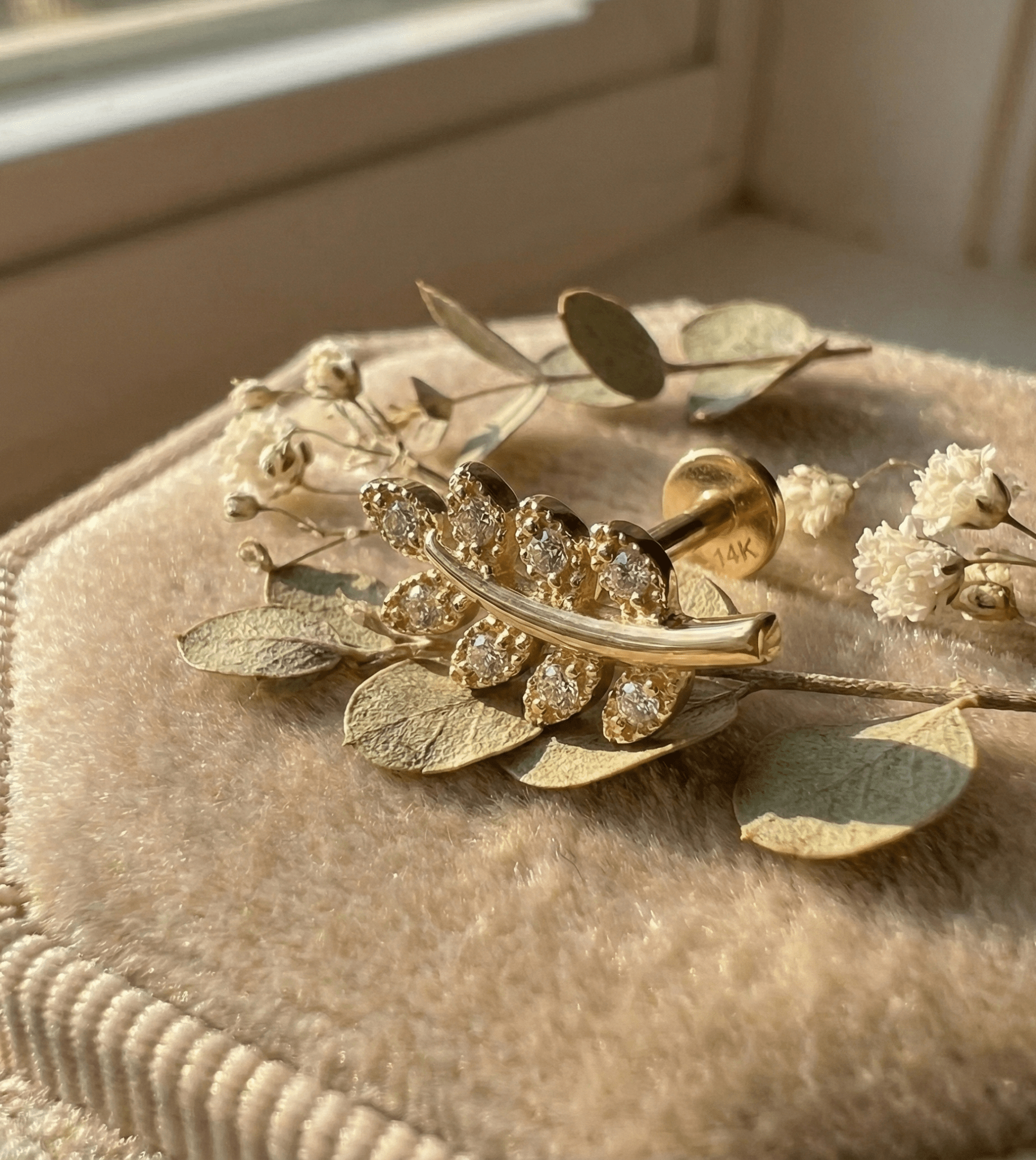 14K Guld Piercing Med Bladkvistmotiv Och Elegant Botanisk Design - Noxlookjewelry