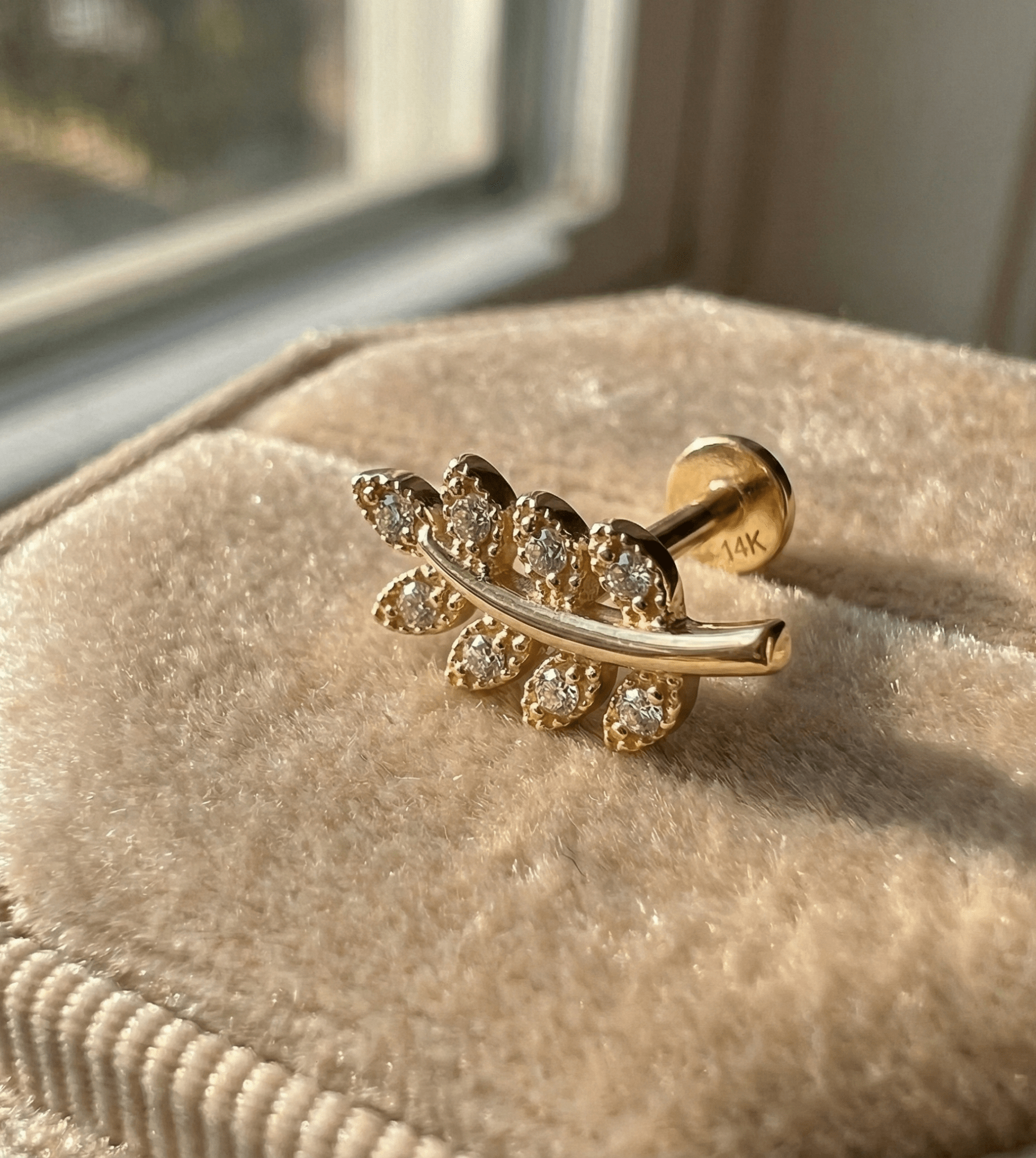 14K Guld Piercing Med Bladkvistmotiv Och Elegant Botanisk Design - Noxlookjewelry