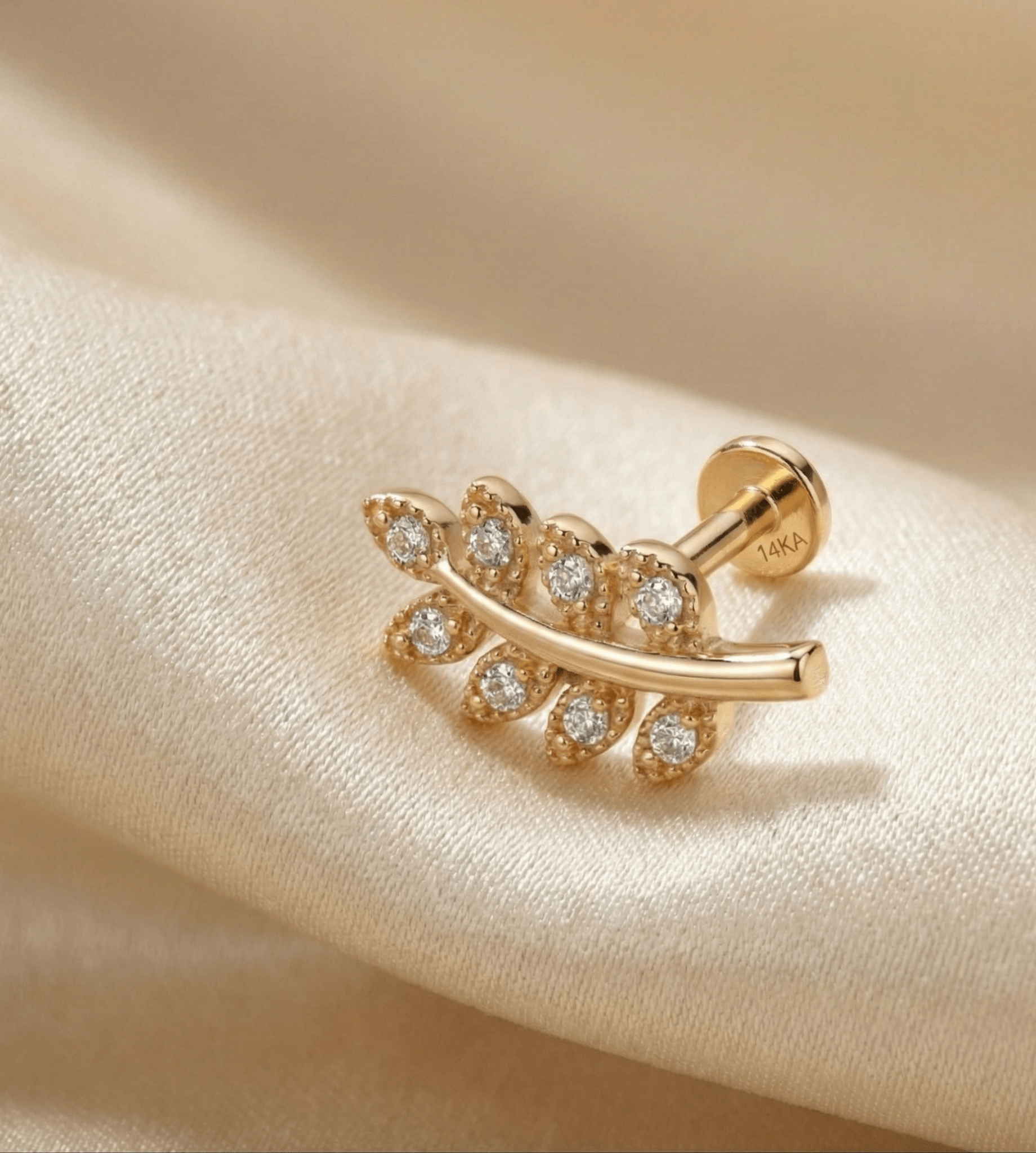 14K Guld Piercing Med Bladkvistmotiv Och Elegant Botanisk Design - Noxlookjewelry