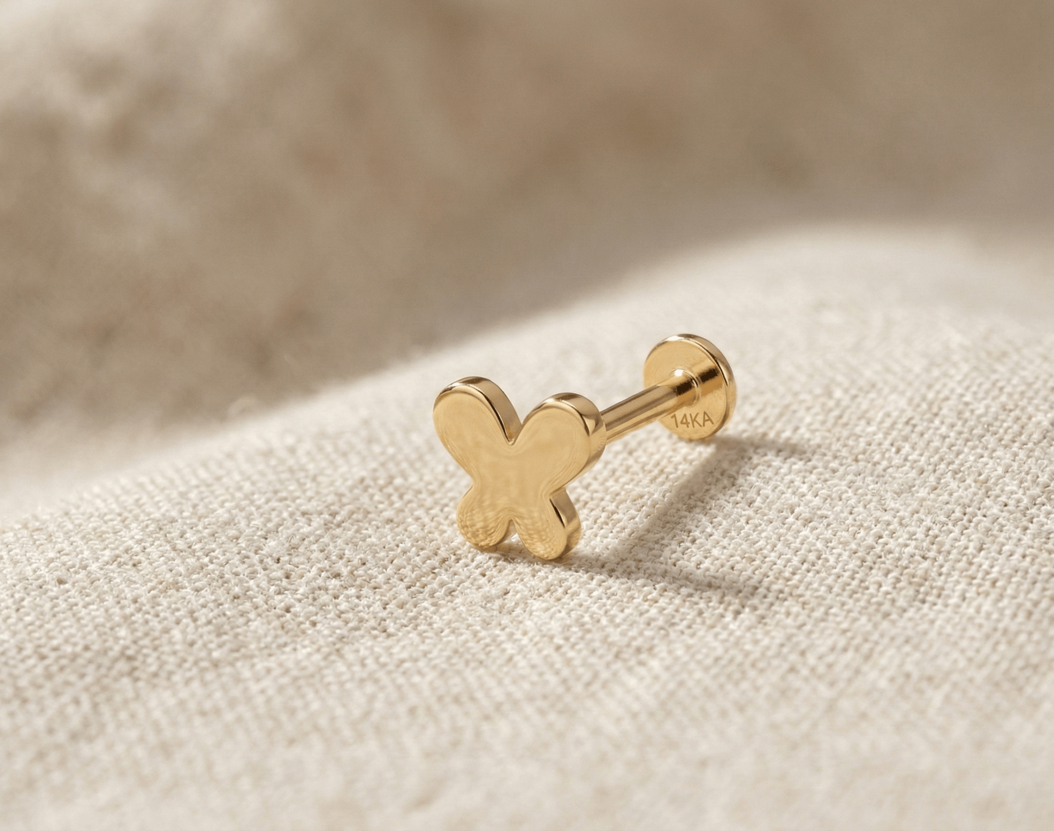 14K Guld Piercing Med Blommotiv Och Elegant Minimalistisk Design - Noxlookjewelry
