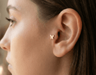 14K Guld Piercing Med Blommotiv Och Elegant Minimalistisk Design - Noxlookjewelry