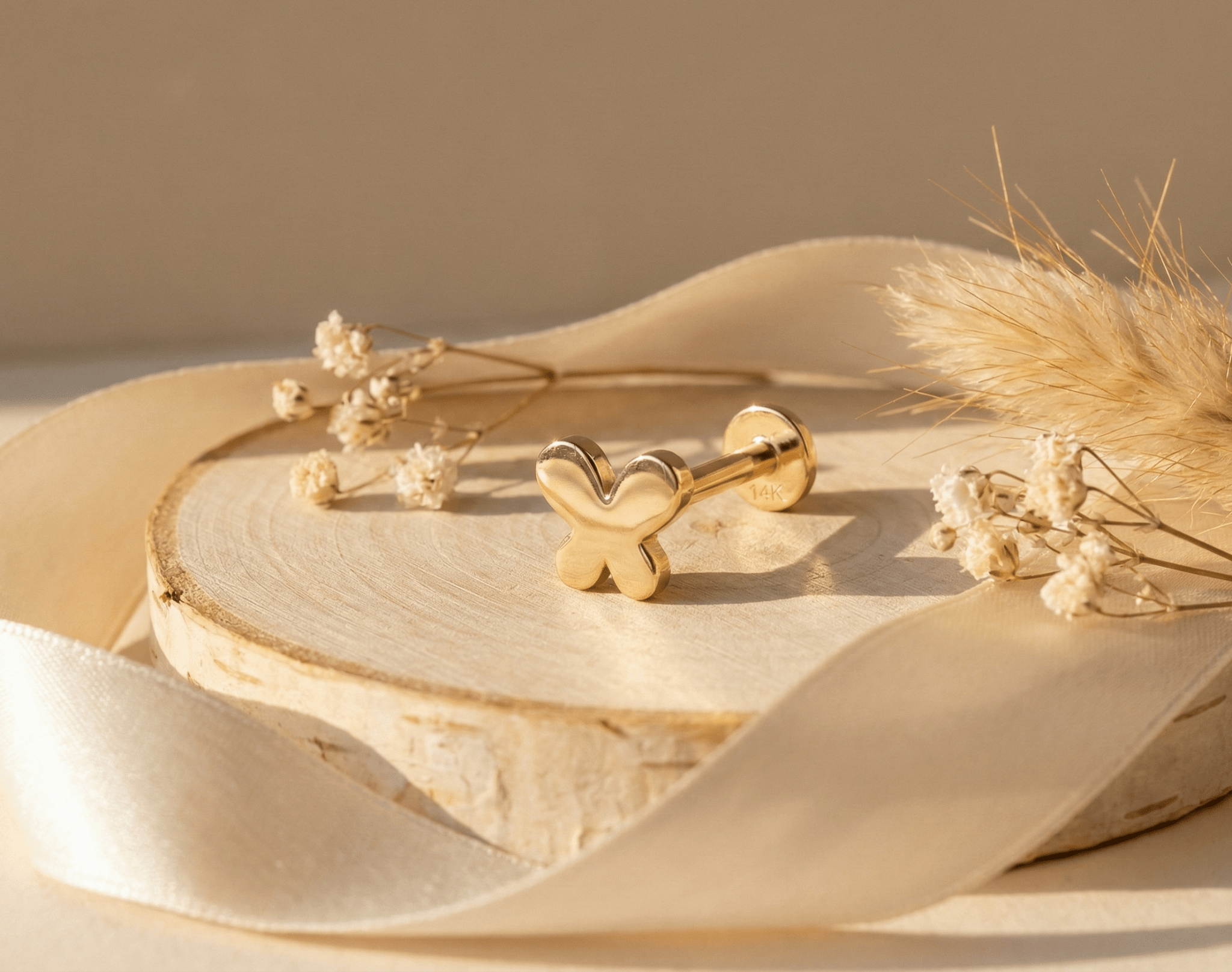 14K Guld Piercing Med Blommotiv Och Elegant Minimalistisk Design - Noxlookjewelry