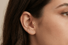 14K Guld Piercing Med Blommotiv Och Elegant Minimalistisk Design - Noxlookjewelry