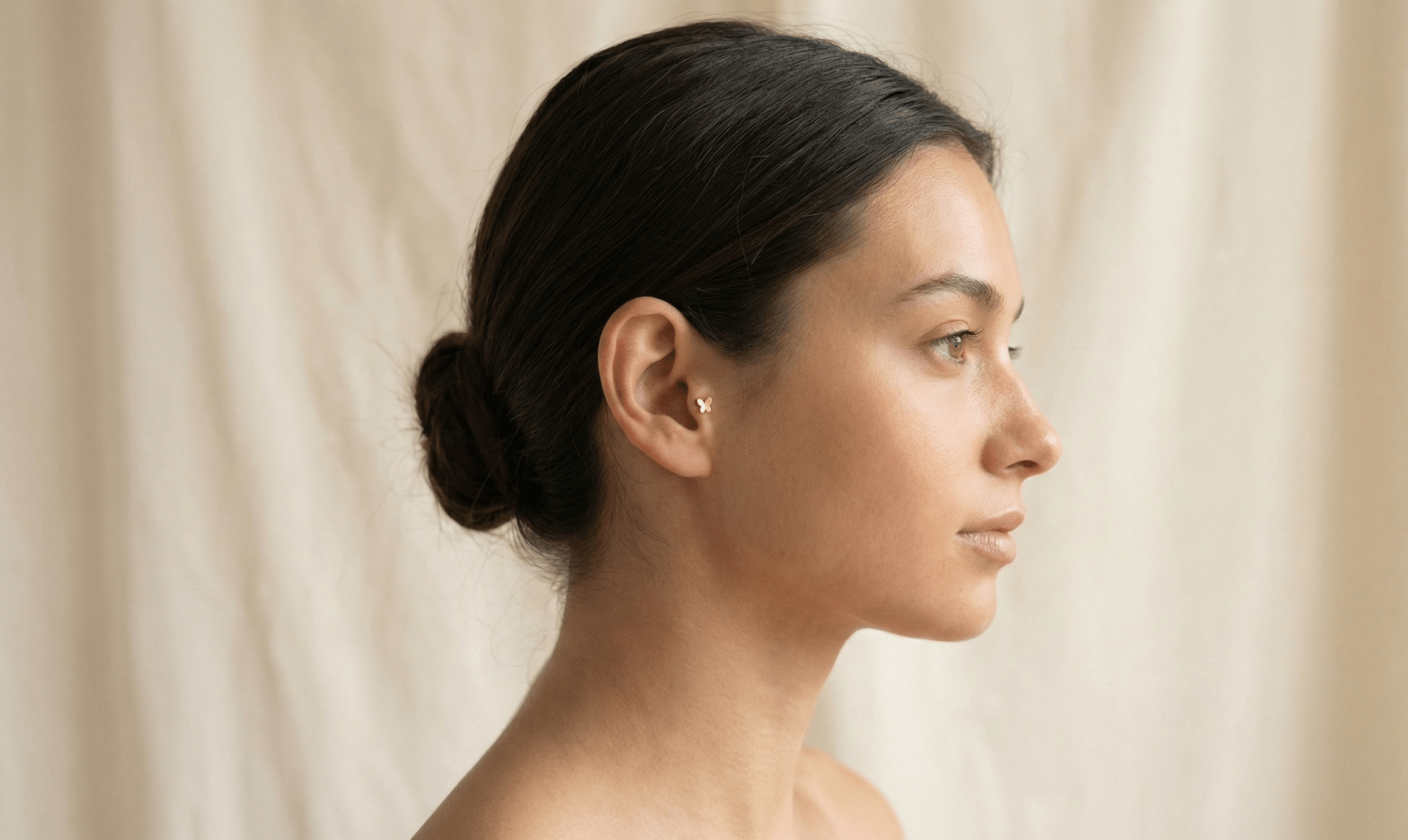 14K Guld Piercing Med Blommotiv Och Elegant Minimalistisk Design - Noxlookjewelry