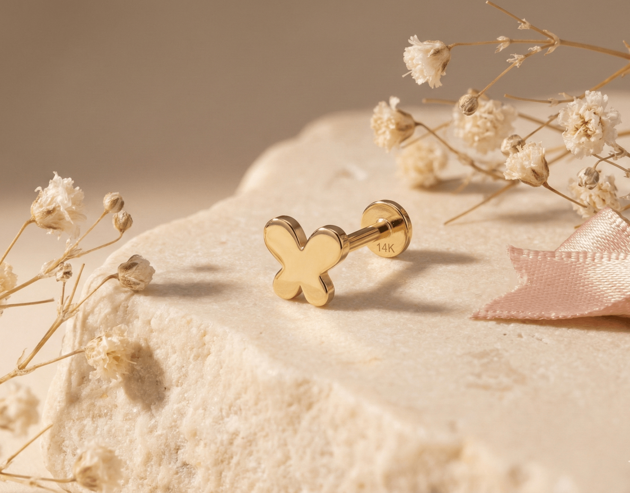 14K Guld Piercing Med Blommotiv Och Elegant Minimalistisk Design - Noxlookjewelry