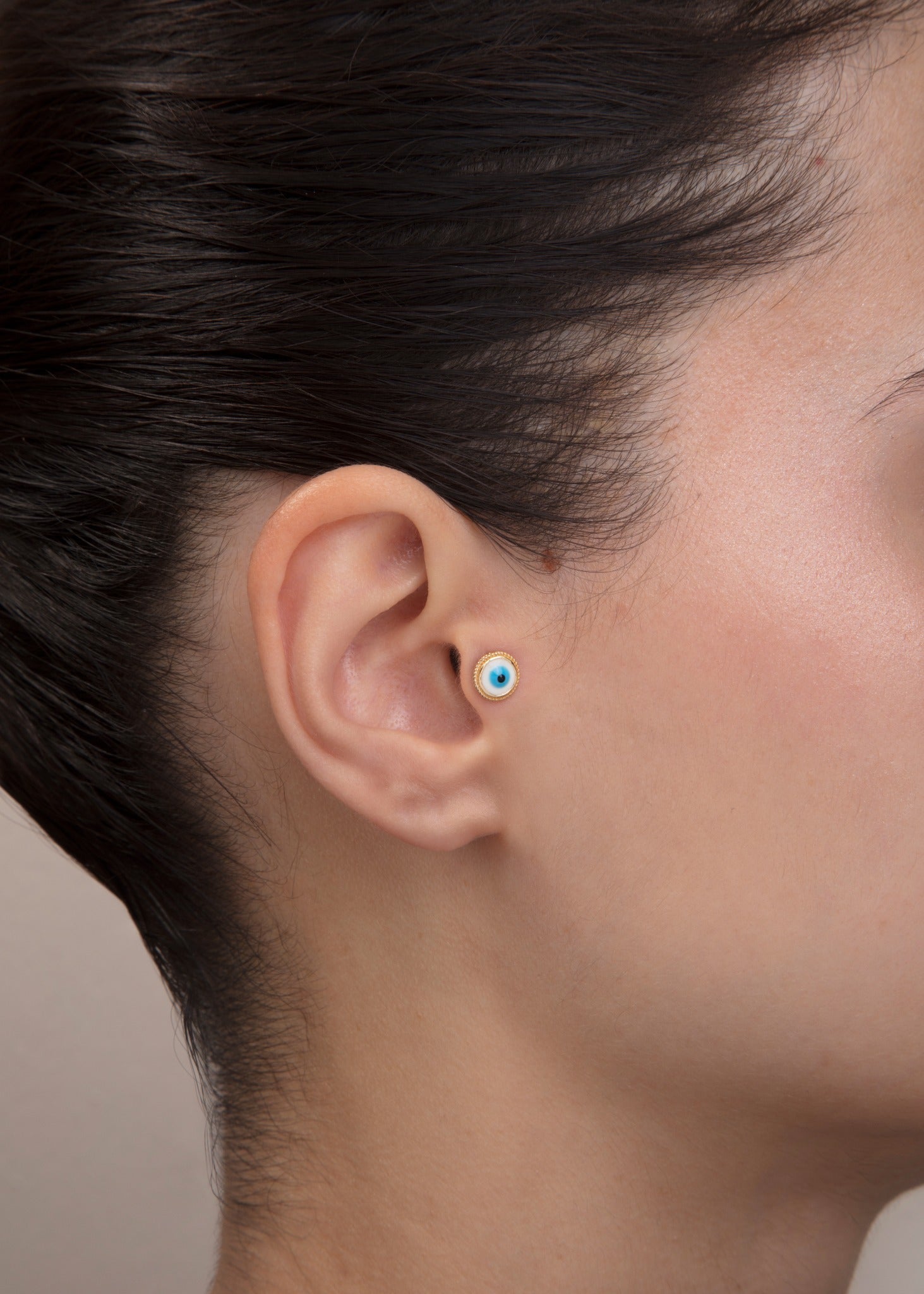 14K Guld Piercing Med Evil Eye Motiv Och Elegant Rund Design - Noxlookjewelry