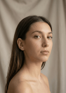 14K Guld Piercing Med Fem Bezelinfattade Stenar I Elegant Böjd Design - Noxlookjewelry