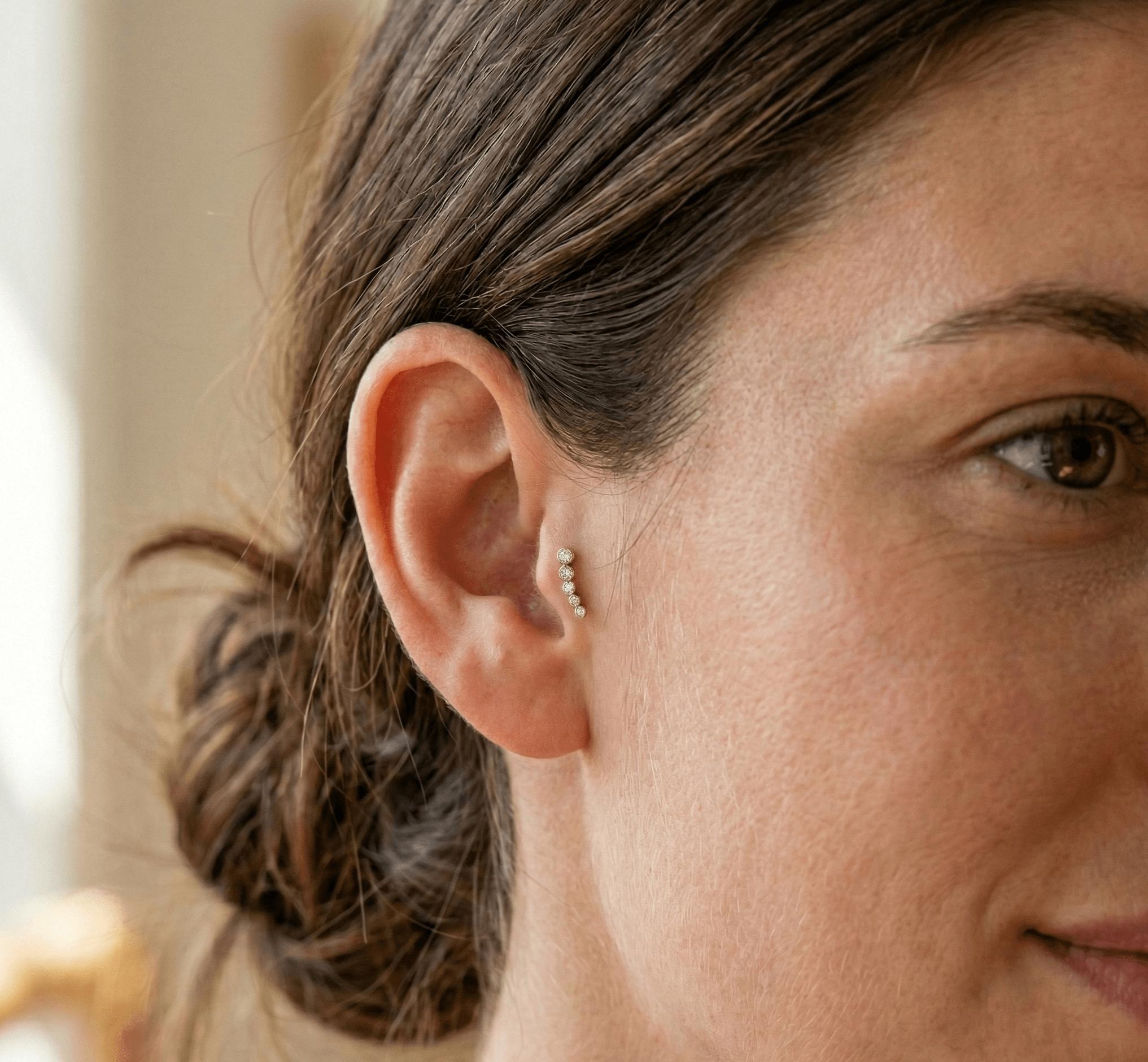 14K Guld Piercing Med Fem Bezelinfattade Stenar I Elegant Böjd Design - Noxlookjewelry