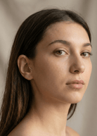 14K Guld Piercing Med Fem Bezelinfattade Stenar I Elegant Böjd Design - Noxlookjewelry