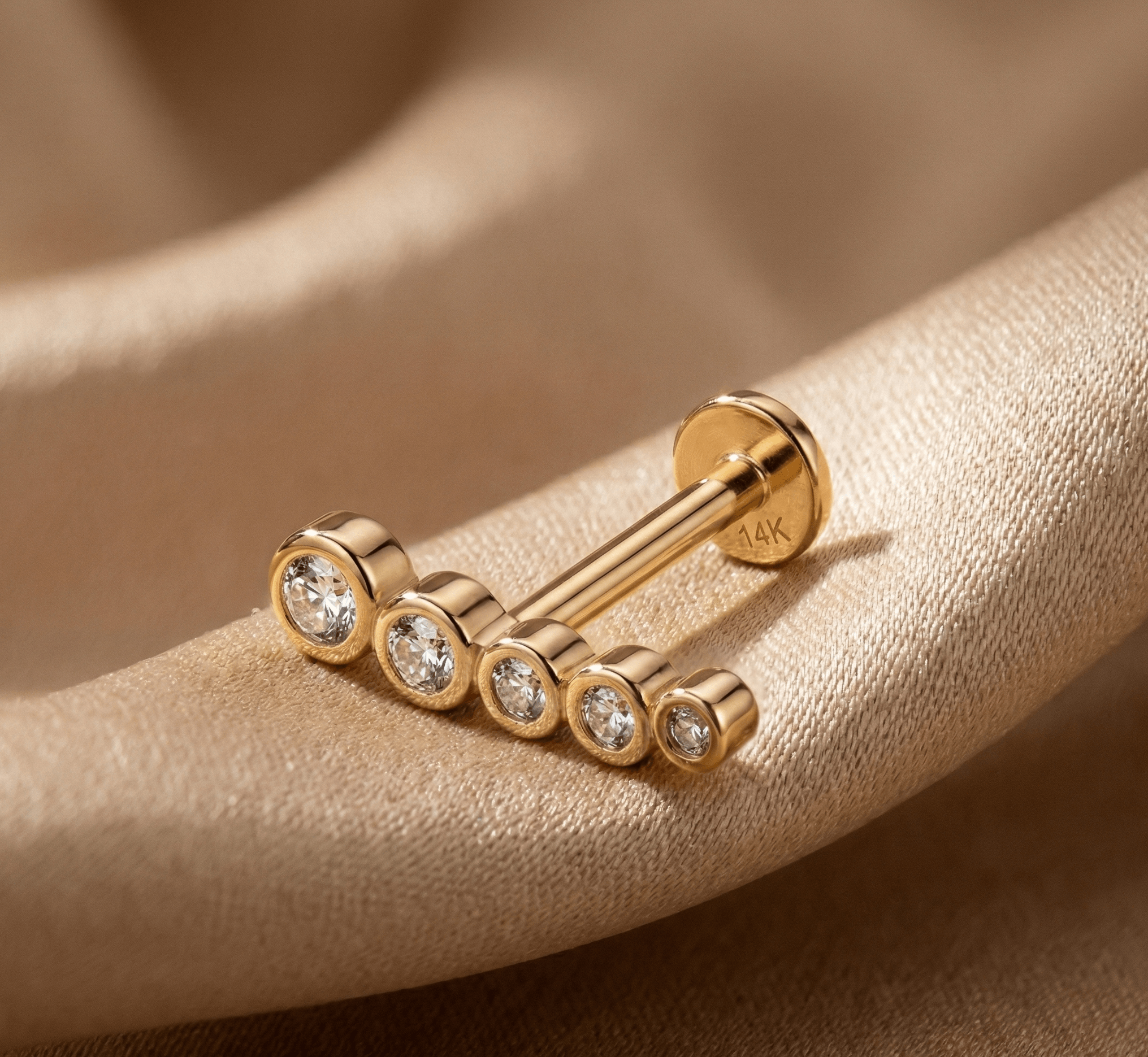 14K Guld Piercing Med Fem Bezelinfattade Stenar I Elegant Böjd Design - Noxlookjewelry