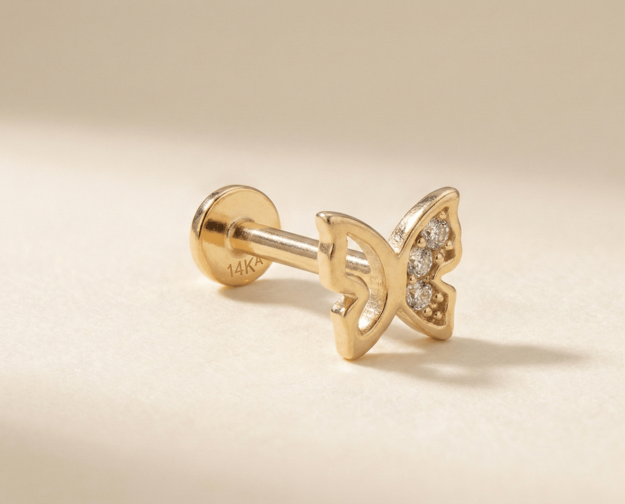 14K Guld Piercing Med Fjärilsmotiv Och Elegant Asymmetrisk Design - Noxlookjewelry