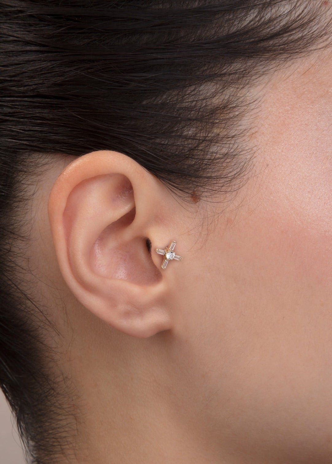 14K Guld Piercing Med Geometriskt Baguettekluster I Elegant Korsliknande Design - Noxlookjewelry