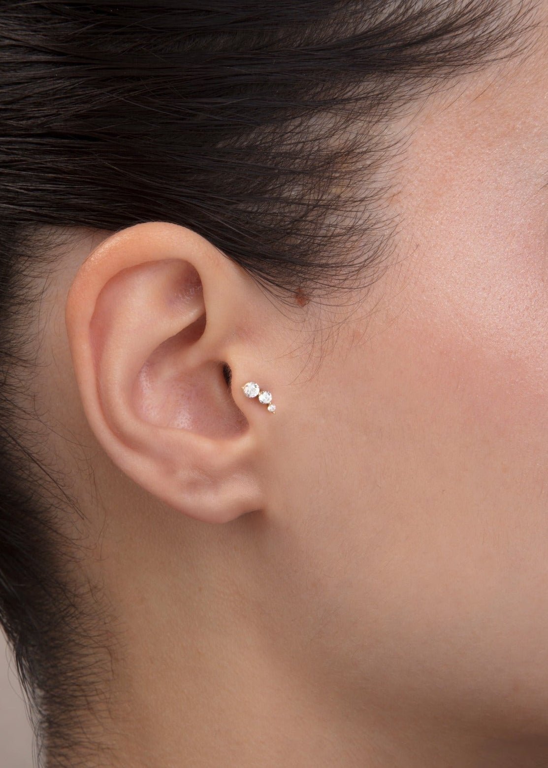 14K Guld Piercing Med Graderad Trestensdesign I Elegant Klusterstil - Noxlookjewelry