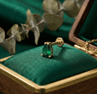 14K Guld Piercing Med Grön Droppformad Sten Och Elegant Design - Noxlookjewelry