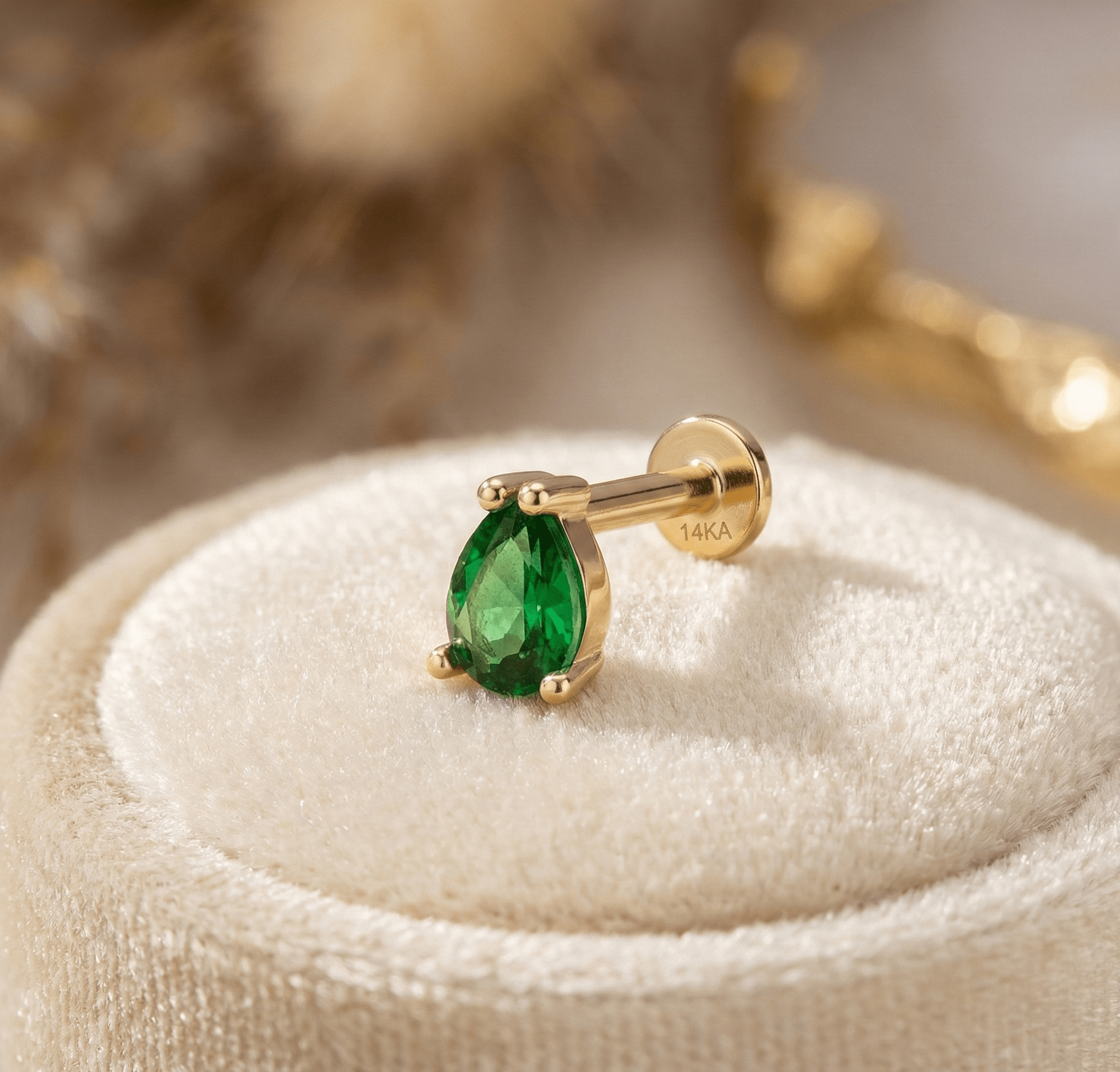 14K Guld Piercing Med Grön Droppformad Sten Och Elegant Design - Noxlookjewelry