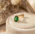 14K Guld Piercing Med Grön Droppformad Sten Och Elegant Design - Noxlookjewelry