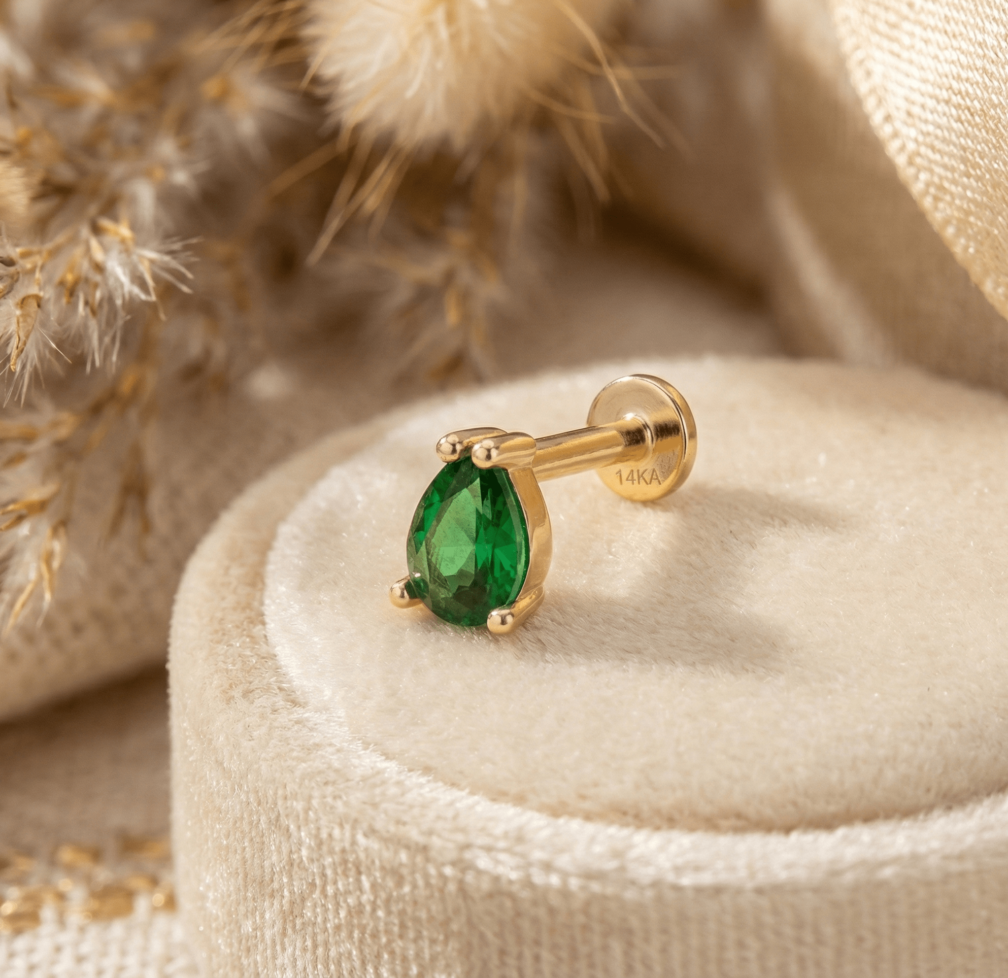 14K Guld Piercing Med Grön Droppformad Sten Och Elegant Design - Noxlookjewelry