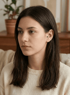 14K Guld Piercing Med Grön Droppformad Sten Och Elegant Design - Noxlookjewelry