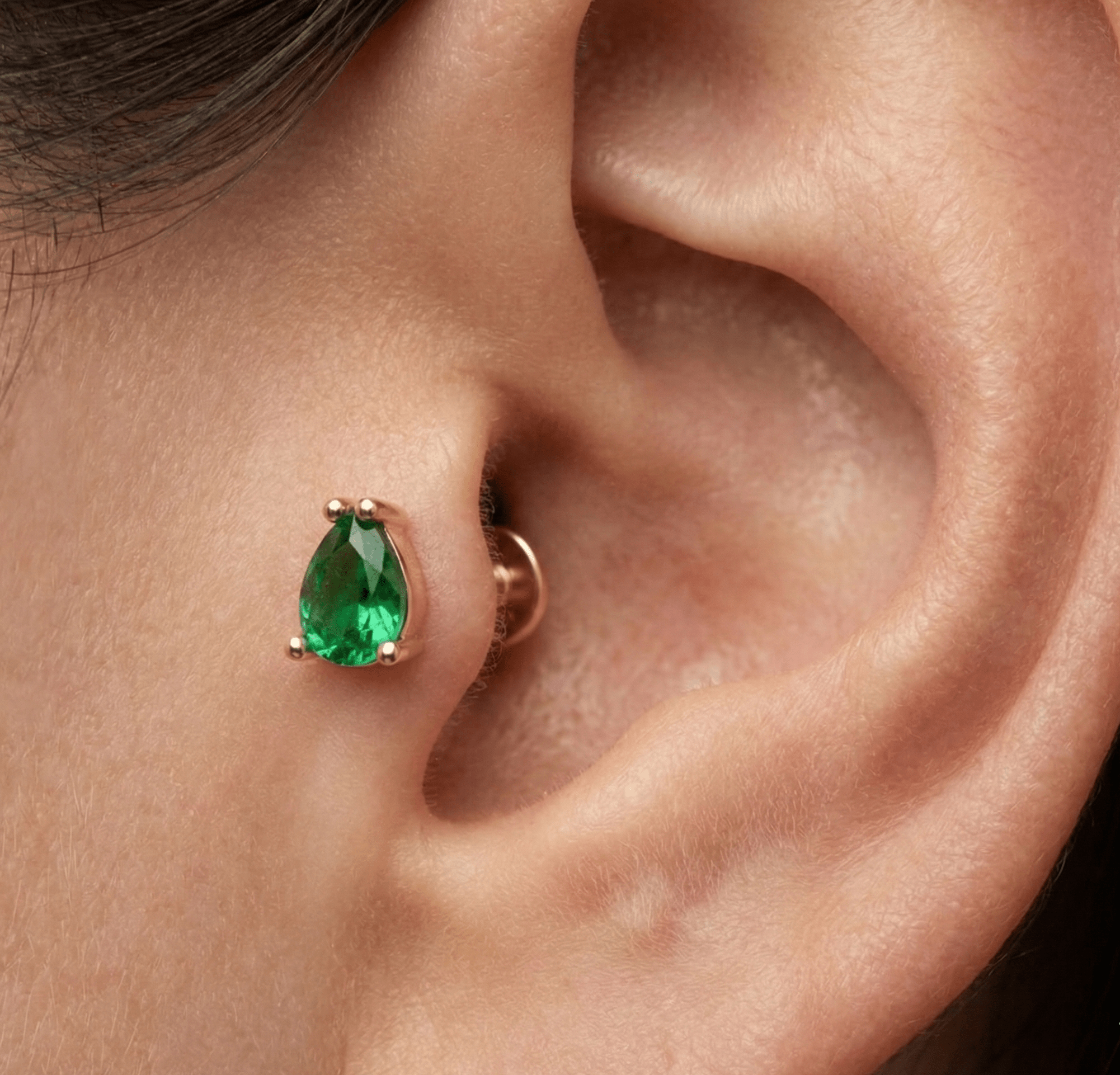 14K Guld Piercing Med Grön Droppformad Sten Och Elegant Design - Noxlookjewelry