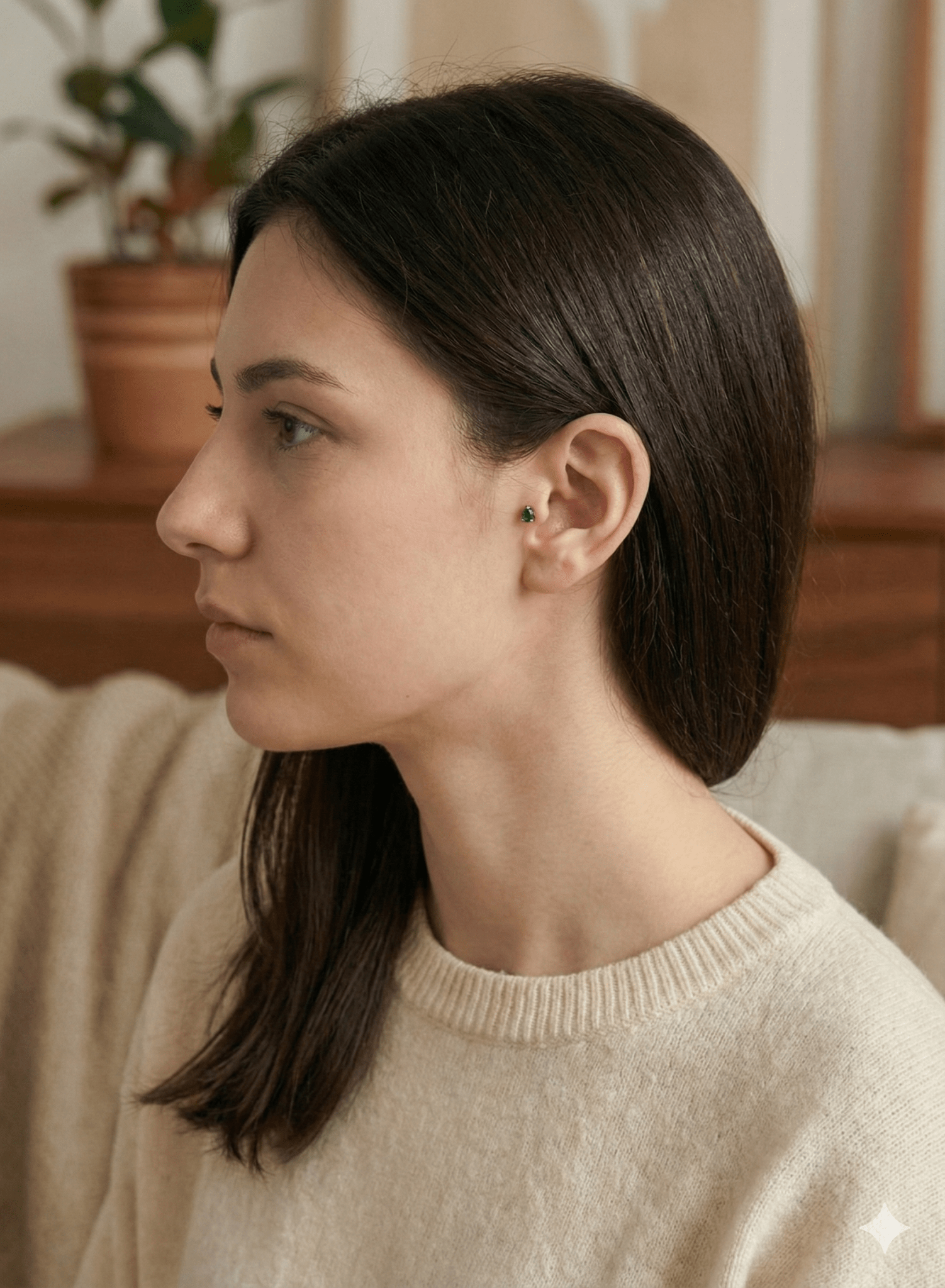 14K Guld Piercing Med Grön Droppformad Sten Och Elegant Design - Noxlookjewelry