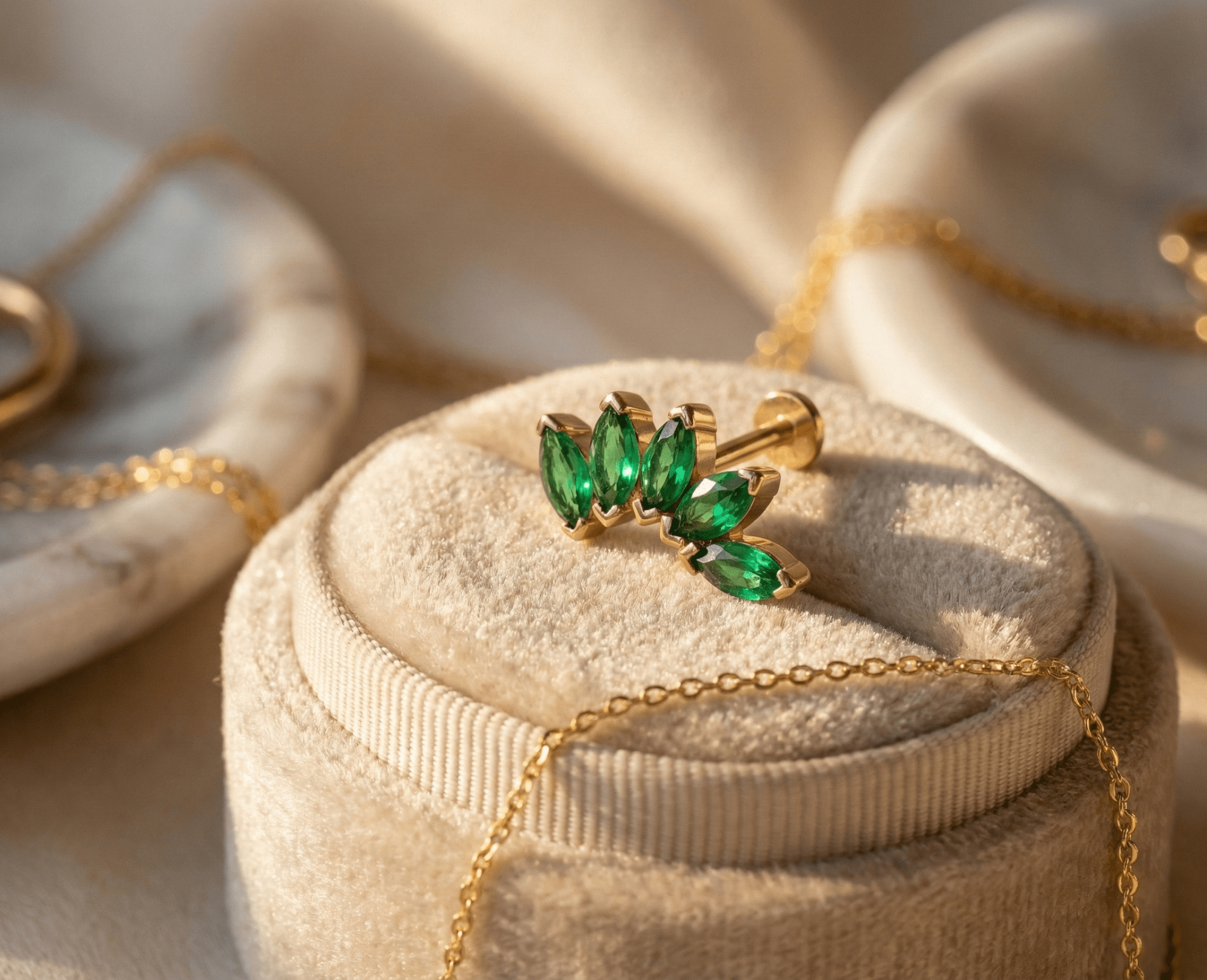 14K Guld Piercing Med Grön Marquise Clusterdesign I Elegant Bladstil - Noxlookjewelry