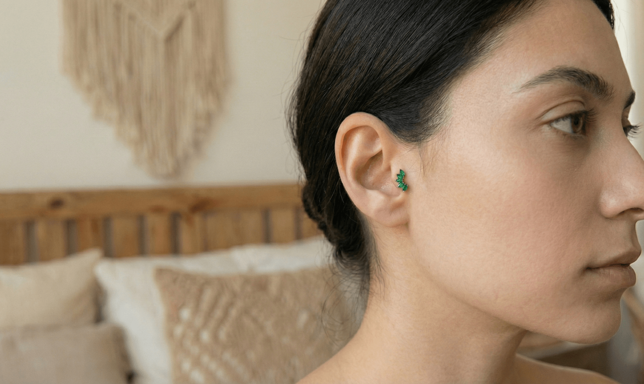 14K Guld Piercing Med Grön Marquise Clusterdesign I Elegant Bladstil - Noxlookjewelry