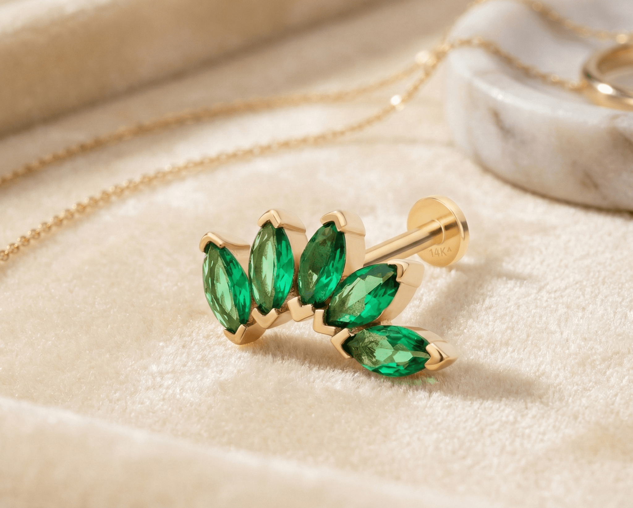 14K Guld Piercing Med Grön Marquise Clusterdesign I Elegant Bladstil - Noxlookjewelry