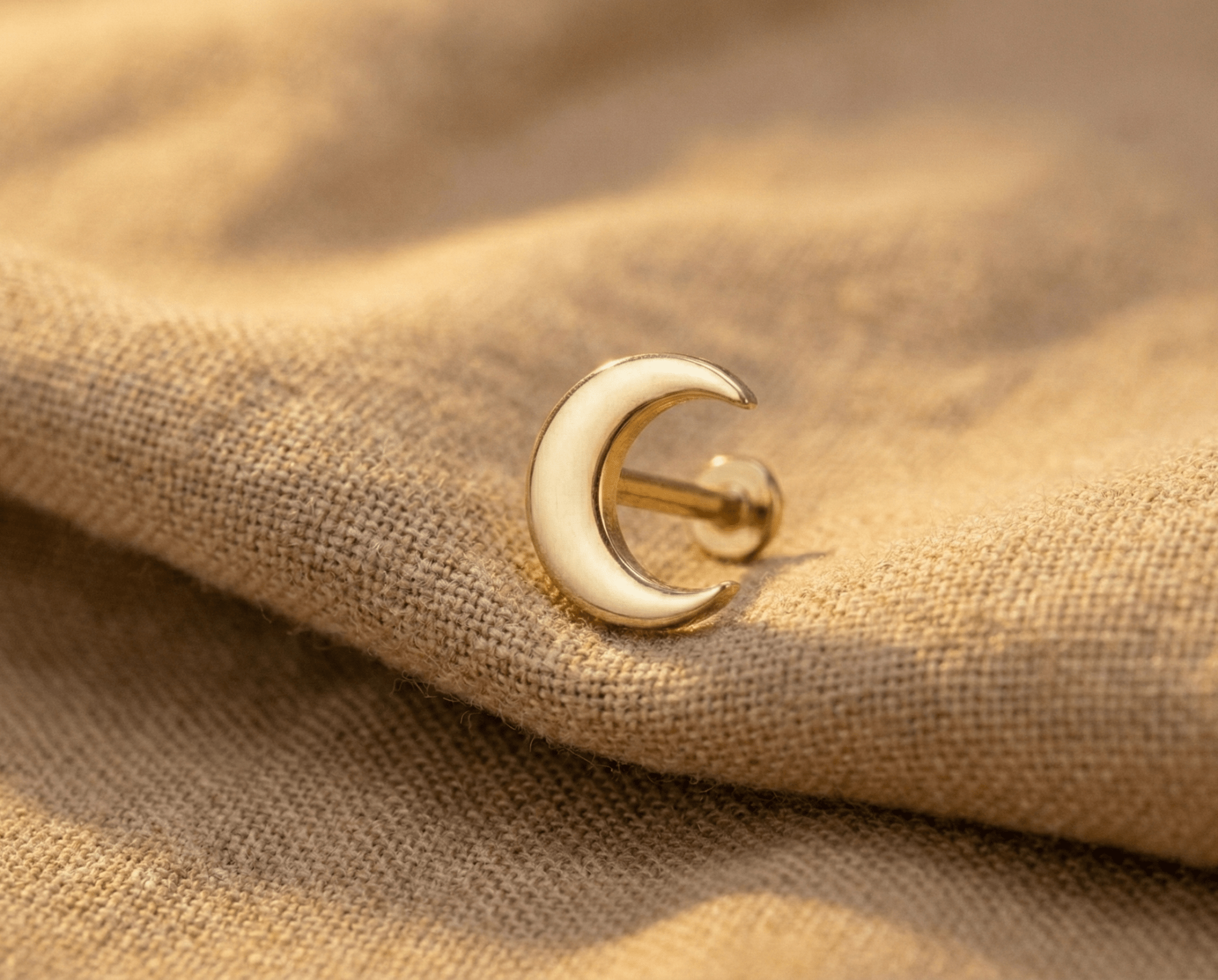 14K Guld Piercing Med Halvmånemotiv Och Elegant Minimalistisk Design - Noxlookjewelry