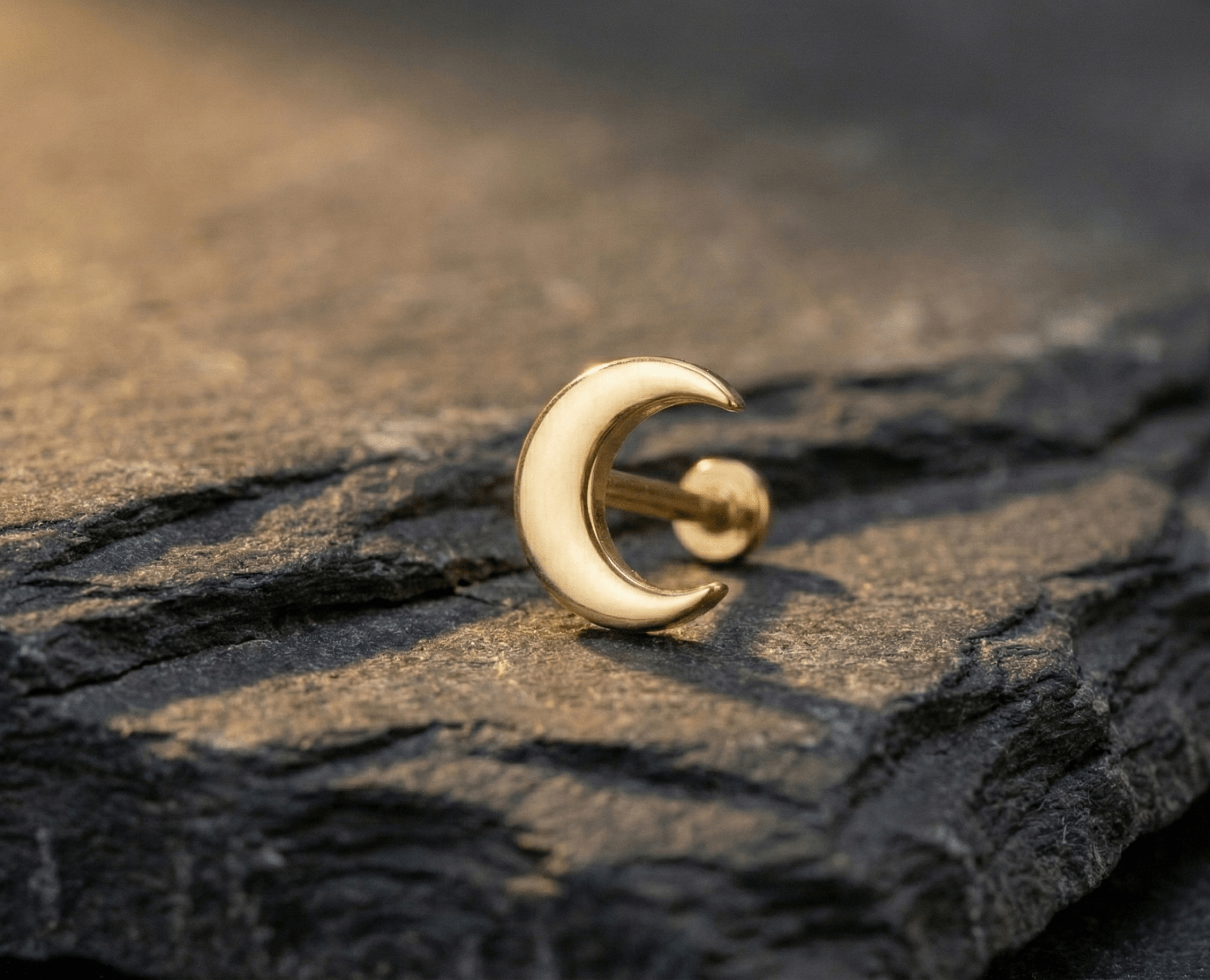 14K Guld Piercing Med Halvmånemotiv Och Elegant Minimalistisk Design - Noxlookjewelry