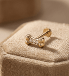 14K Guld Piercing Med Hundbenmotiv Och Tre Gnistrande Stenar - Noxlookjewelry