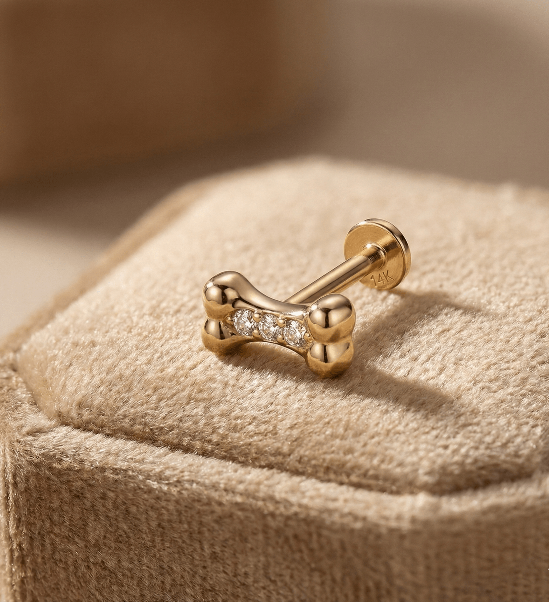 14K Guld Piercing Med Hundbenmotiv Och Tre Gnistrande Stenar - Noxlookjewelry