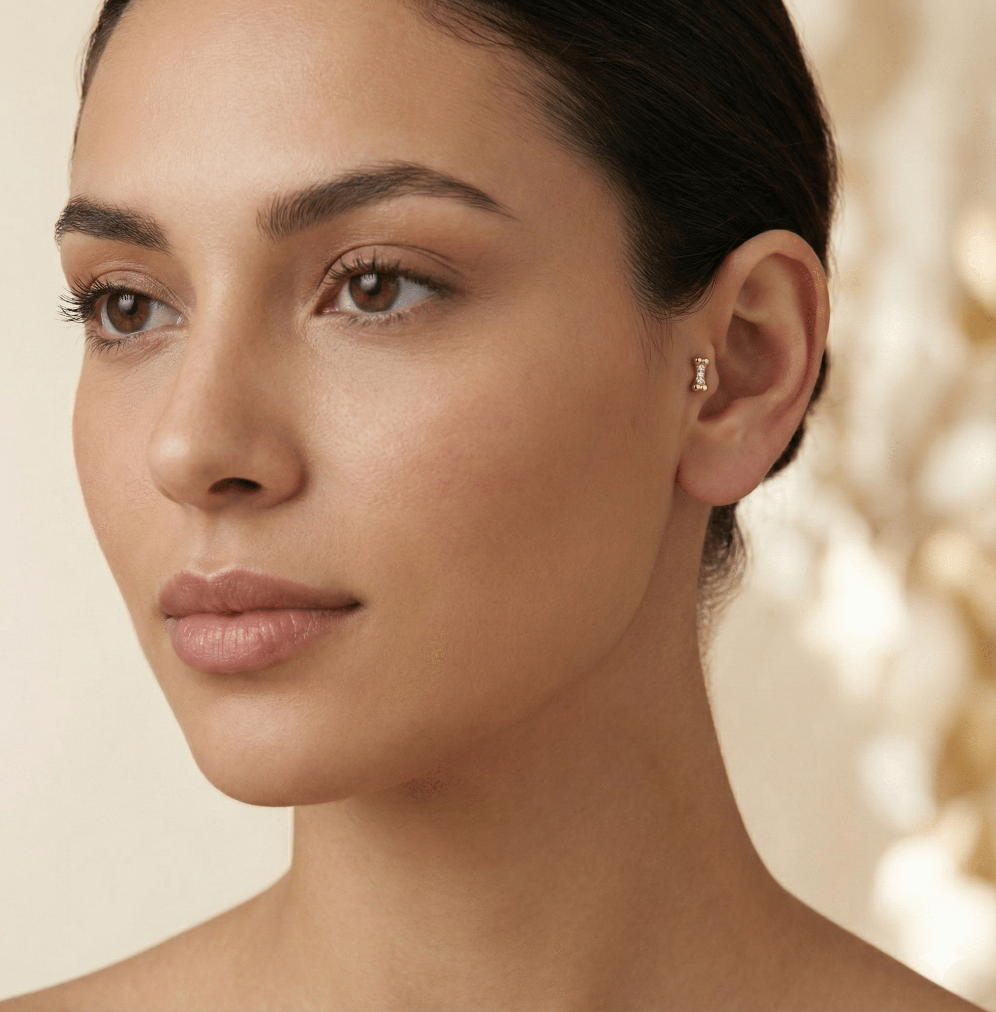 14K Guld Piercing Med Hundbenmotiv Och Tre Gnistrande Stenar - Noxlookjewelry