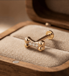 14K Guld Piercing Med Hundbenmotiv Och Tre Gnistrande Stenar - Noxlookjewelry
