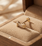 14K Guld Piercing Med Hundbenmotiv Och Tre Gnistrande Stenar - Noxlookjewelry