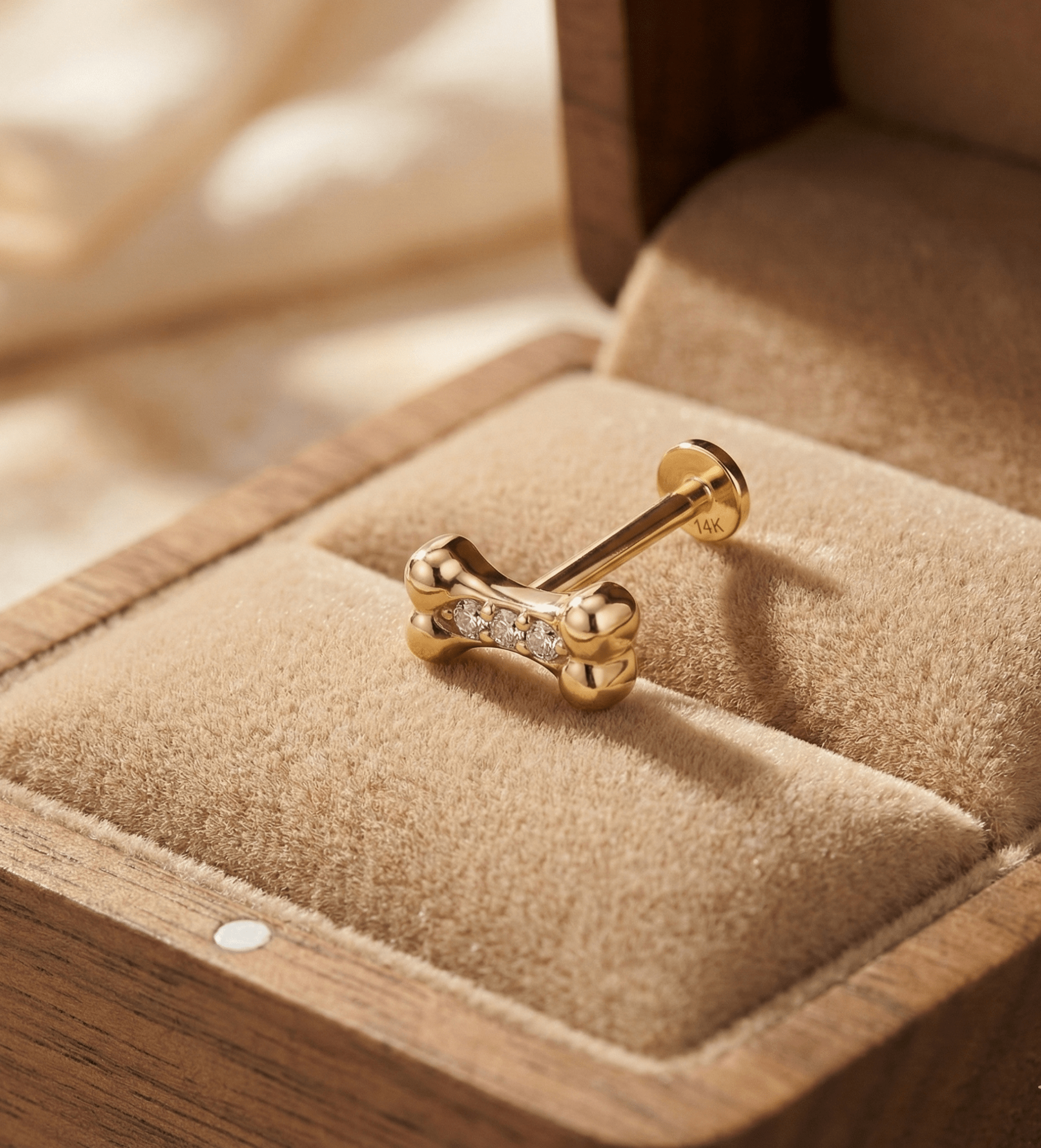 14K Guld Piercing Med Hundbenmotiv Och Tre Gnistrande Stenar - Noxlookjewelry