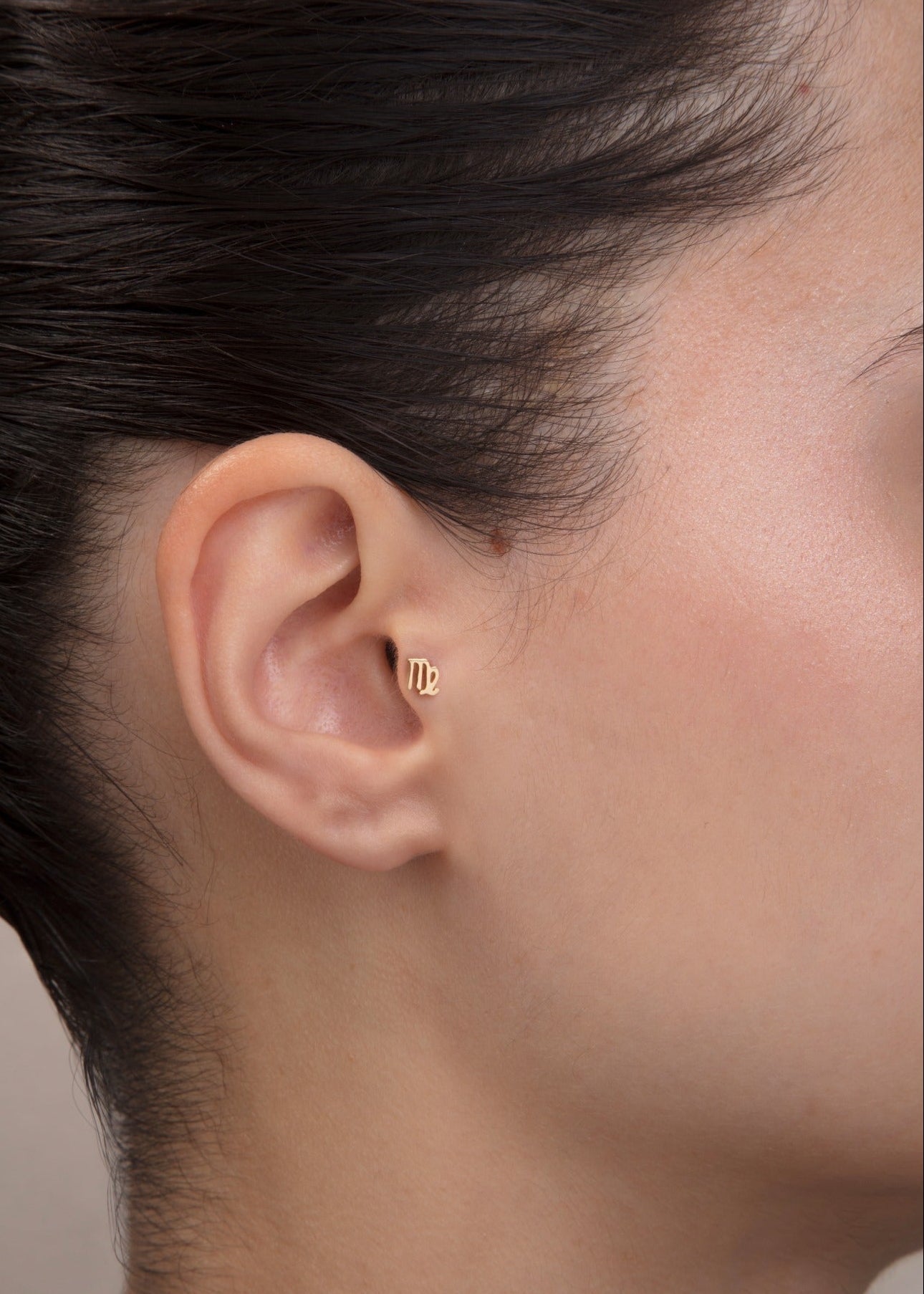 14K Guld Piercing Med Jungfrun Symbol Och Elegant Minimalistisk Design - Noxlookjewelry