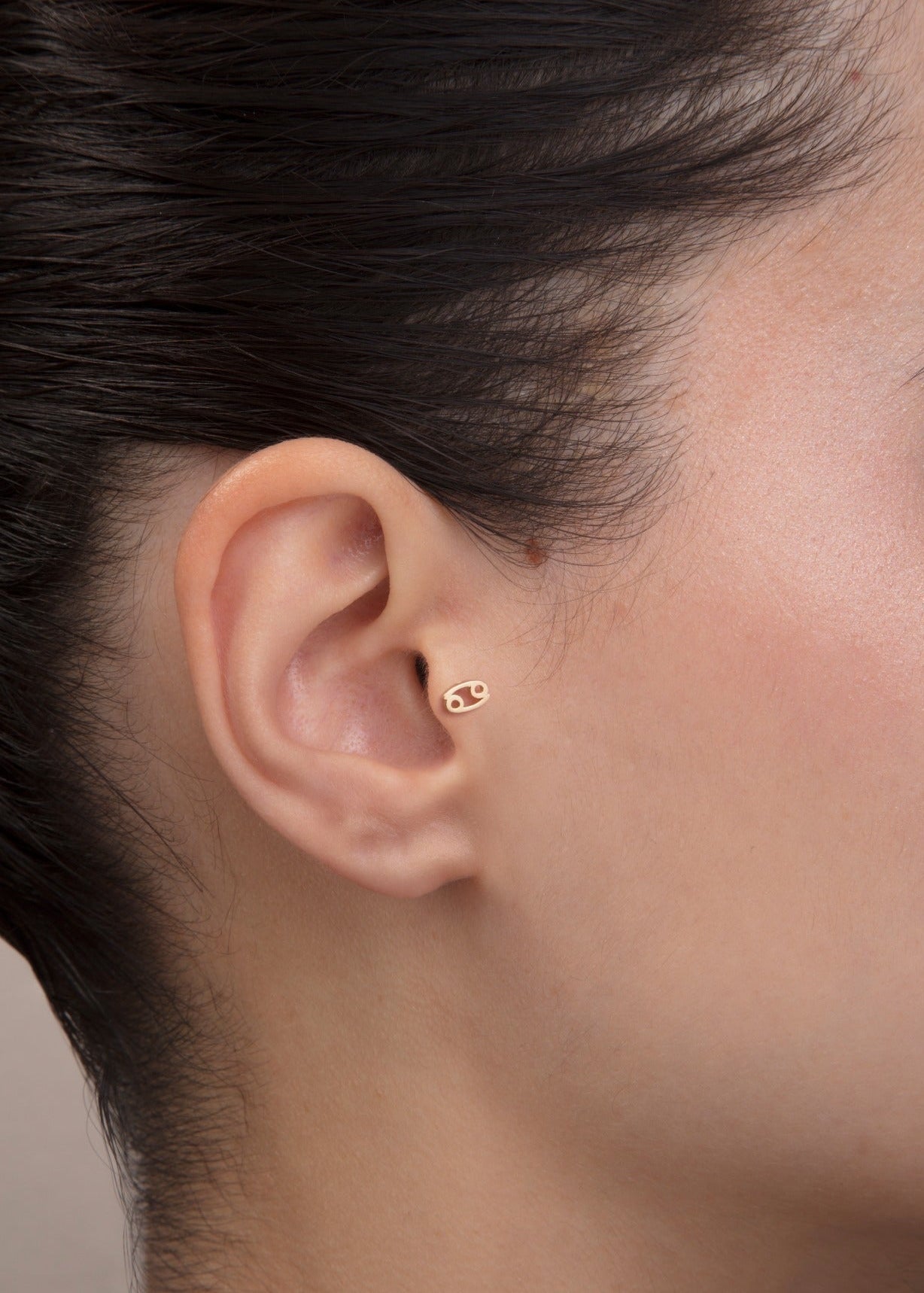 14K Guld Piercing Med Kräftan Symbol I Stilren Zodiakdesign - Noxlookjewelry