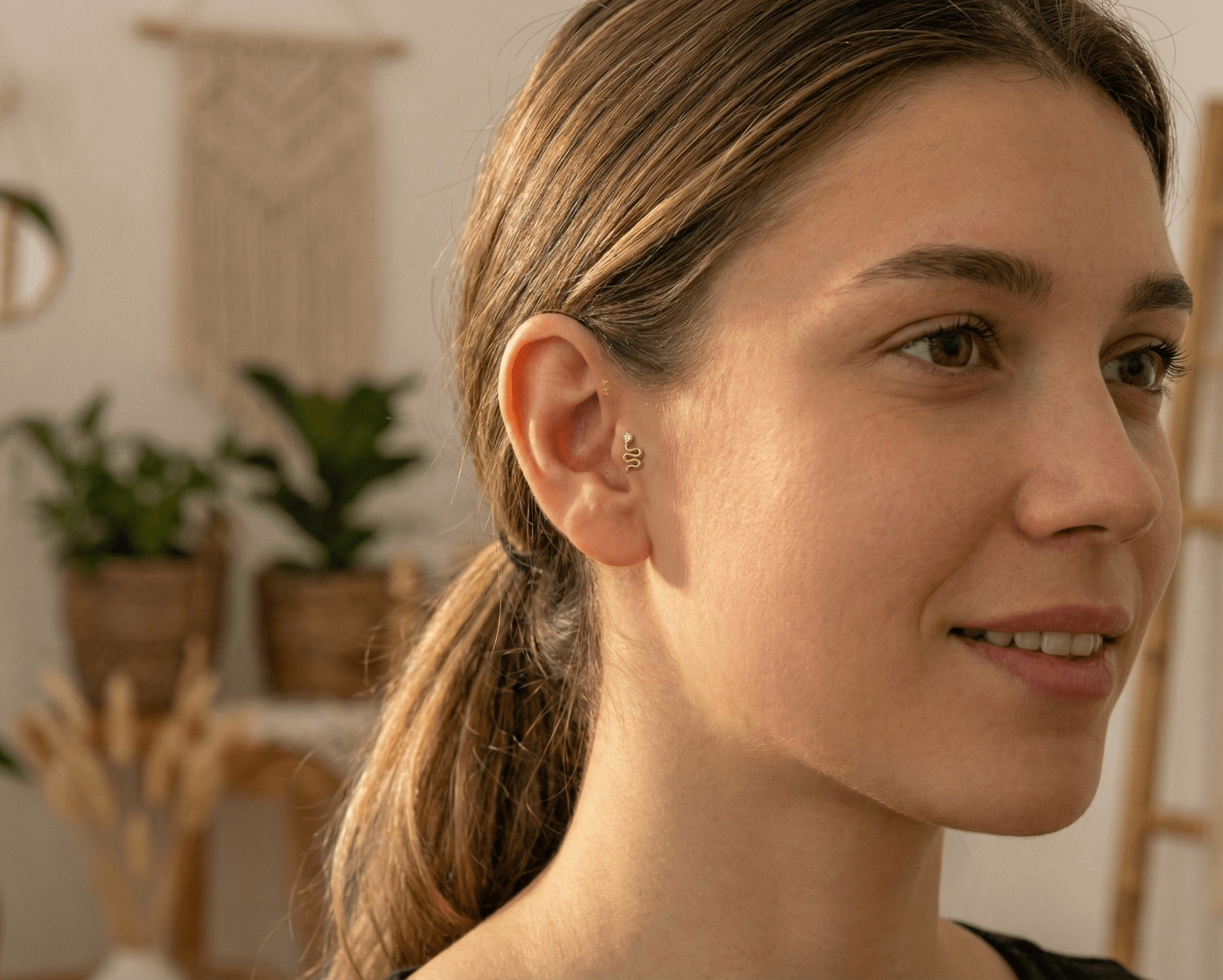 14K Guld Piercing Med Ormmotiv Och Elegant Stendetalj - Noxlookjewelry