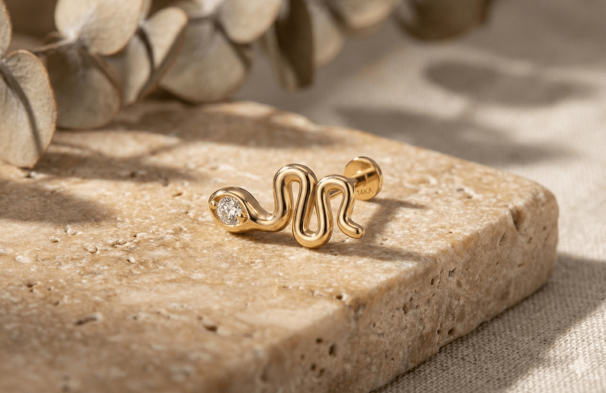 14K Guld Piercing Med Ormmotiv Och Elegant Stendetalj - Noxlookjewelry