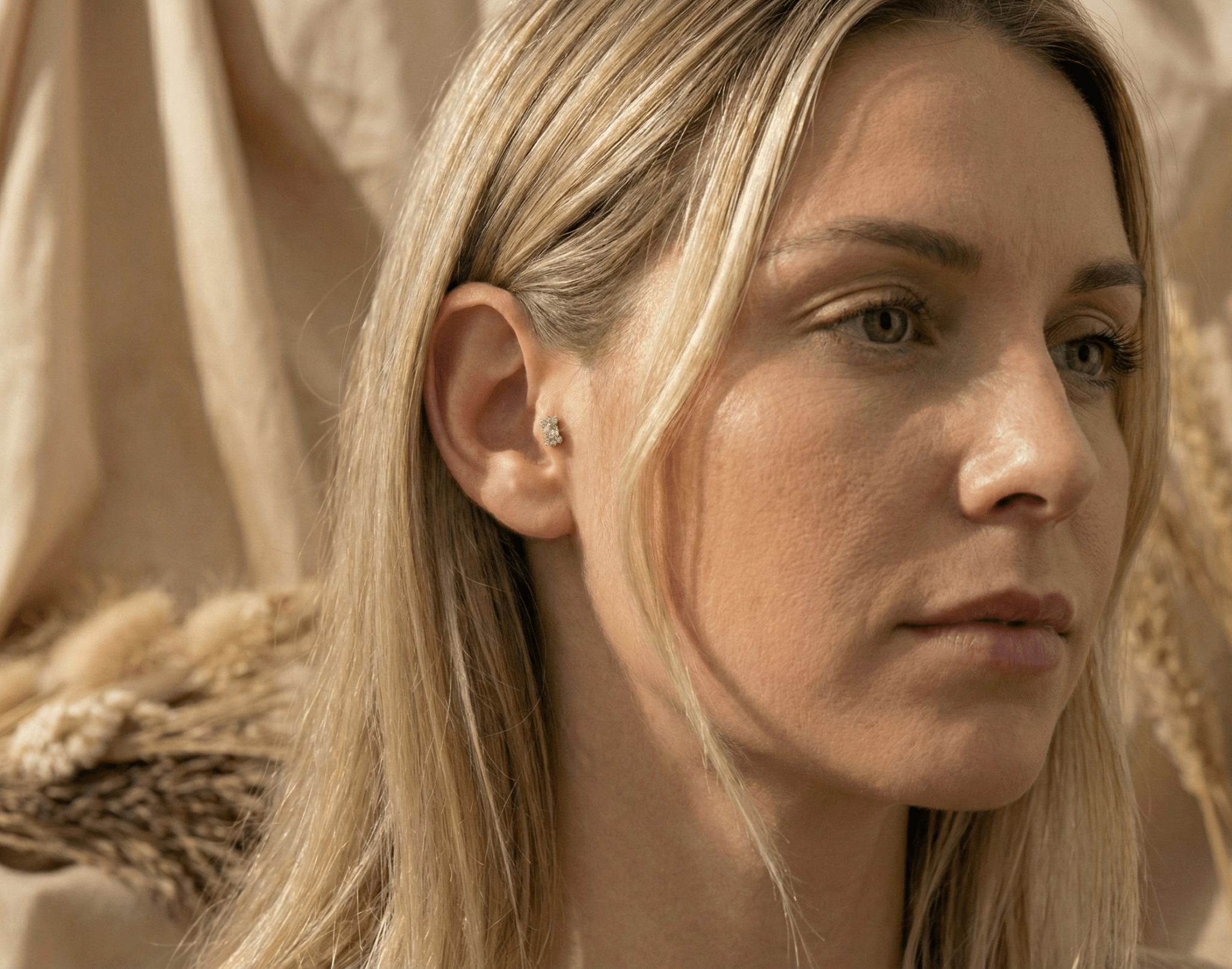 14K Guld Piercing Med Rund Mittsten Och Elegant Clusterdesign - Noxlookjewelry