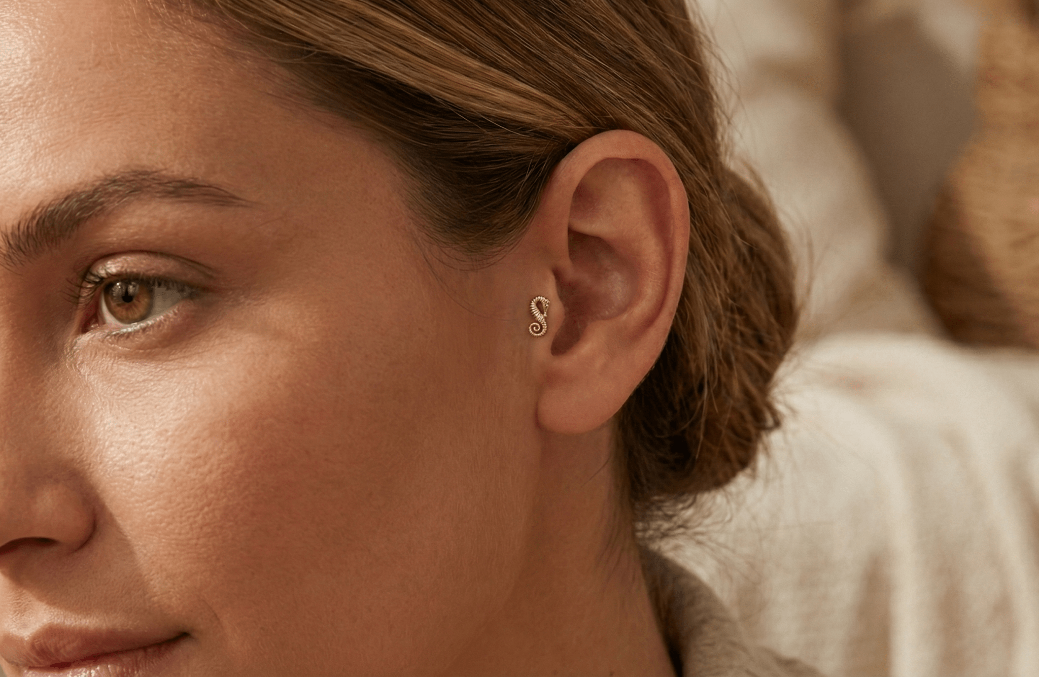14K Guld Piercing Med Sjöhästmotiv Och Elegant Minimalistisk Design - Noxlookjewelry
