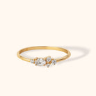 14K Guld Ring Dam med Oval Sten – Elegant Guldring med Sidostenar - Noxlookjewelry