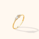 14K Guld Ring Dam med Oval Sten – Elegant Guldring med Sidostenar - Noxlookjewelry