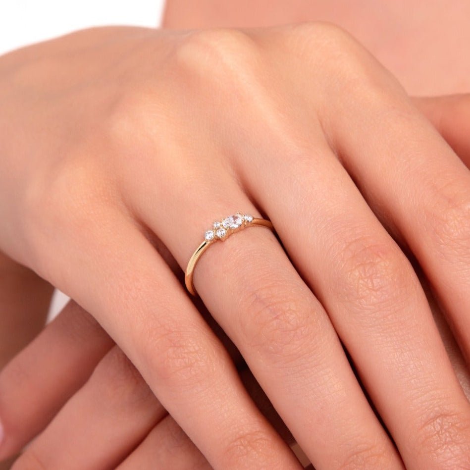 14K Guld Ring Dam med Oval Sten – Elegant Guldring med Sidostenar - Noxlookjewelry