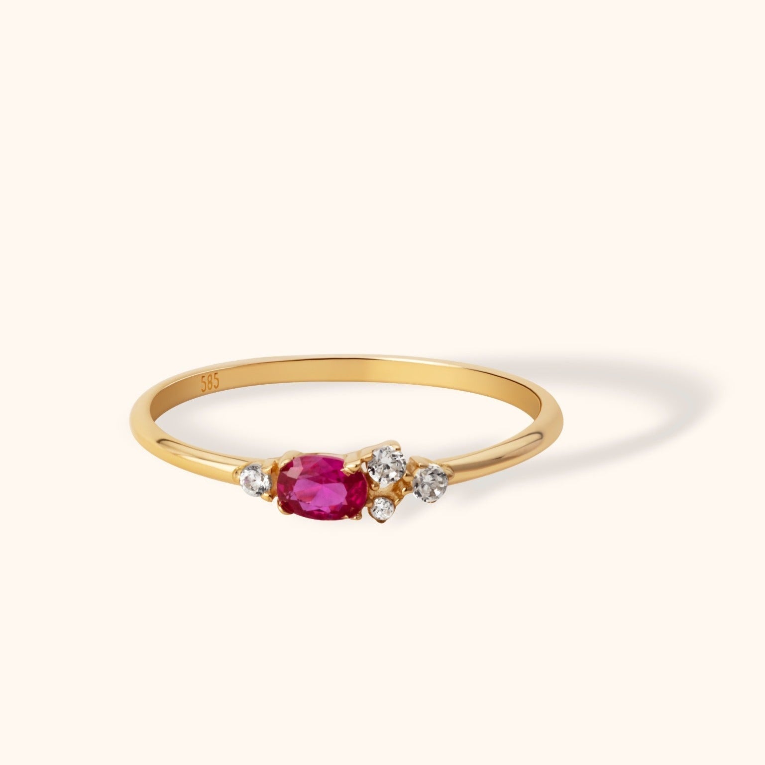 14K Guld Ring Dam med Röd Sten – Elegant Guldring med Sidostenar - Noxlookjewelry