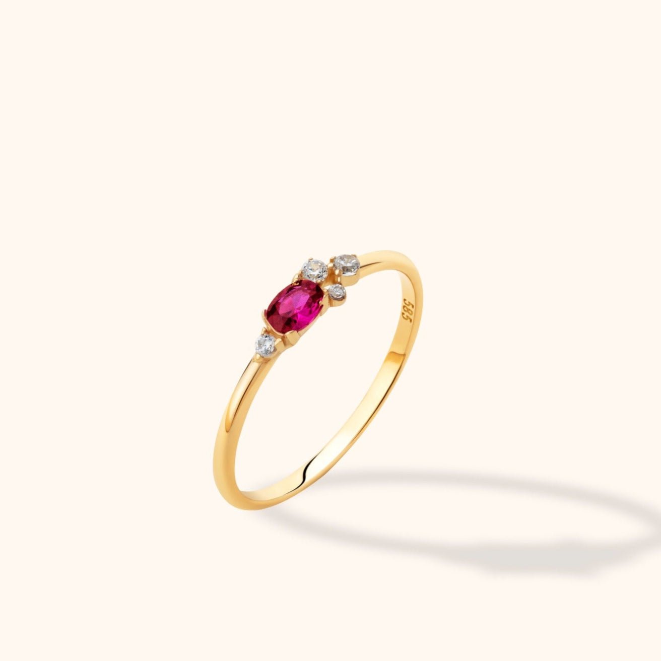 14K Guld Ring Dam med Röd Sten – Elegant Guldring med Sidostenar - Noxlookjewelry