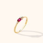 14K Guld Ring Dam med Röd Sten – Elegant Guldring med Sidostenar - Noxlookjewelry