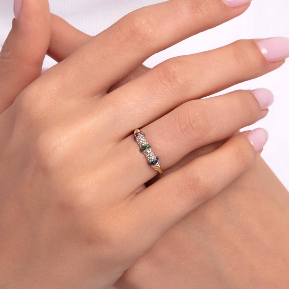 14K Guld Ring för Dam – Elegant Guldring med Färgade Stenar och Pavédesign - Noxlookjewelry