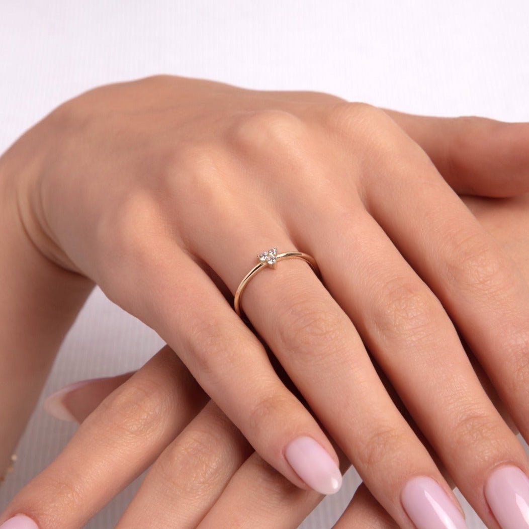 14K Guld Ring för Dam – Elegant Tunn Guldring med Tre Stenar i Delikat Klusterdesign - Noxlookjewelry